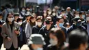 Orang-orang memakai masker di jalan di Hong Kong pada 27 Februari 2023. Para ahli kesehatan di wilayah tersebut mendukung perpanjangan mandat masker hingga 8 Maret meninggalkan Hong Kong sebagai satu-satunya tempat yang tersisa di dunia dengan aturan seperti itu. (AFP/Peter Parks)