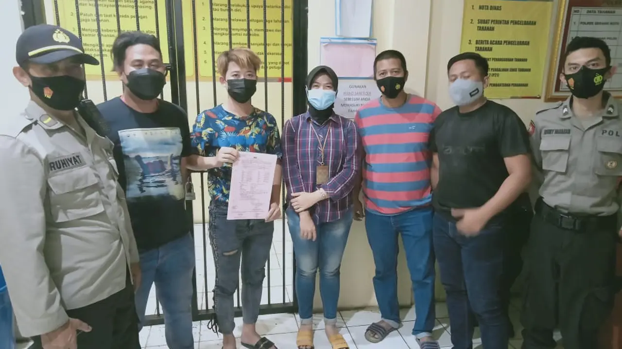 AM (20) Mucikari Prostitusi Online (Memegang Kertas) Ditangkap Polisi Usai Menjajakan PSK Nya. (Senin, 19/04/2021). (Dokumentasi Polres Serang Kota).