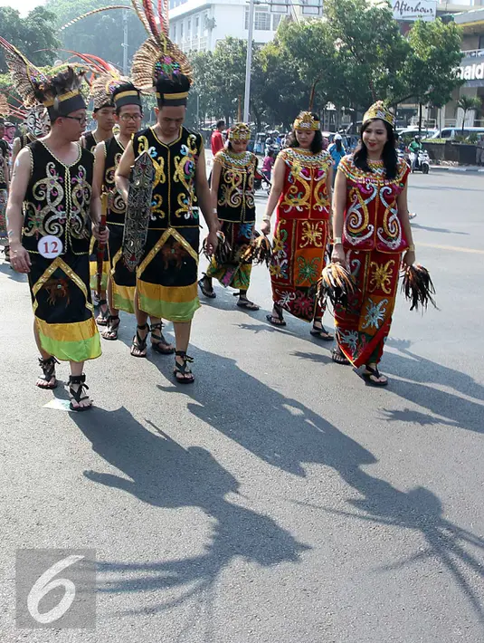 Sejumlah peserta parade membanjiri Bundaran Hotel Indonesia, Jakarta, Minggu, (6/9/2015). Parade tersebut dalam rangka memperingati Hari Pelanggan Nasional yang diperingati setiap 4 September. (Liputan6.com/Helmi Afandi) 