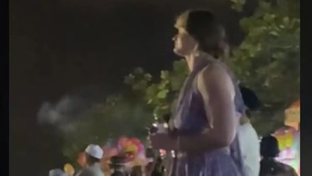 Viral Wanita Turis Asing Ikut Nonton Selawat di Bali, Pakaiannya Bikin Salah Fokus