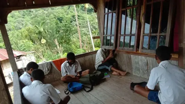 Para pelajar di Desa Romarea, Ende sedang mencari signal internet untuk mengikuti pembelajaran online. (Foto Istimewa)