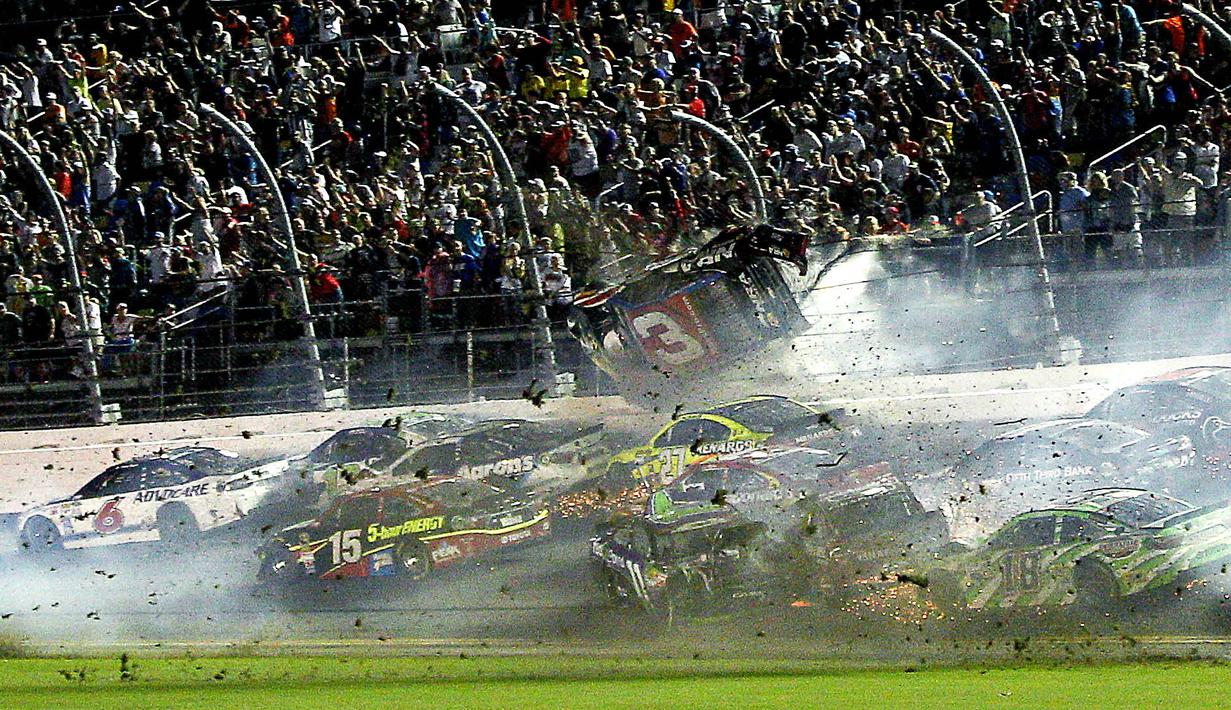 Mobil Austin Dillon terbang dan tersangkut di pagar pembatas. (Reuters/Reinhold Matay-USA TODAY Sports)