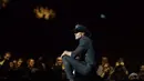 Tim McGraw tumbag saat konsernya di Dublin, Ireland, beberapa waktu lalu karena dehidrasi. (instagram/thetimmcgraw)