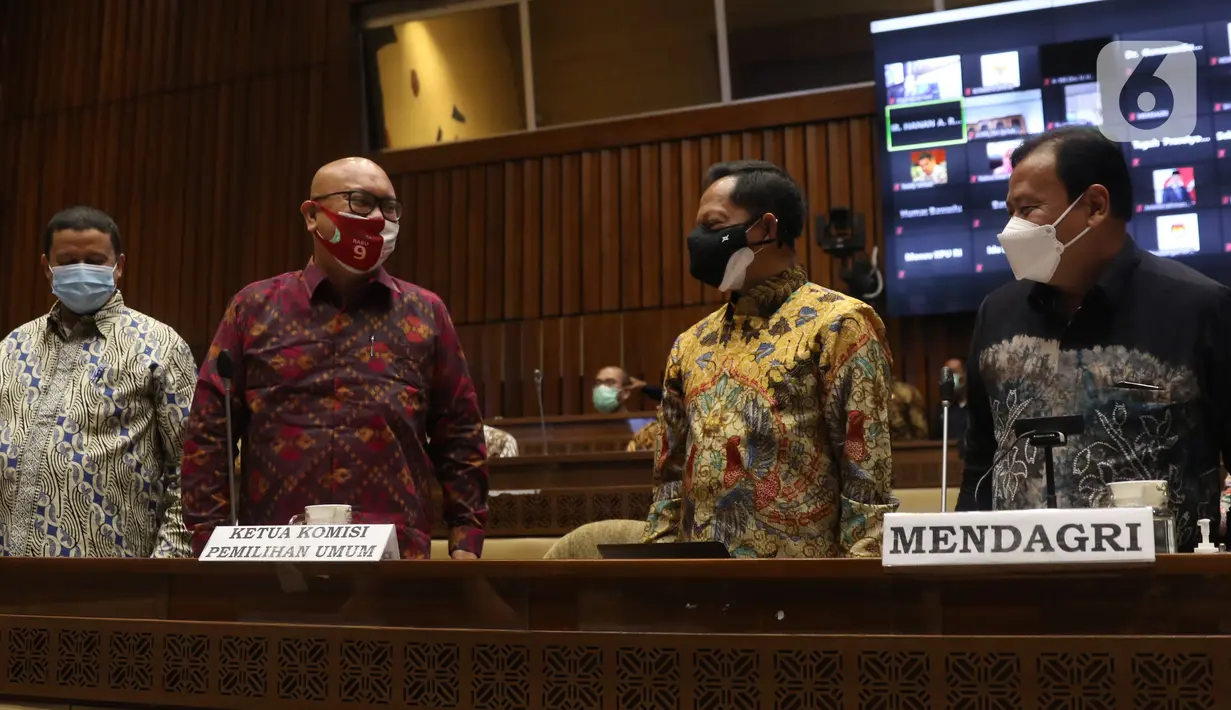 Mendagri Tito Karnavian (kedua kanan), bersama Ketua DKPP Muhammad, Plt Ketua KPU Ilham Saputra dan Ketua Bawaslu Abhan menghadiri rapat dengar pendapat dengan Komisi II di gedung DPR RI, Jakarta, Selasa (19/1/2021). Rapat membahas evaluasi pelaksanaan Pilkada 2020. (Liputan6.com/Angga Yuniar)