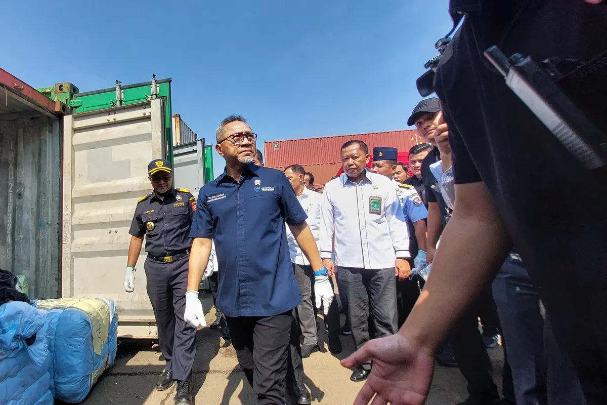 Menteri Perdagangan Zulkifli Hasan kembali mengungkap hasil penindakan Satuan Tugas (Satgas) Pengawasan Barang Impor Ilegal senilai Rp 46 miliar. (Arief/Liputan6.com)