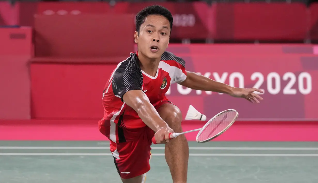 Laga diawali Anthony Sinisuka Ginting dengan tertinggal 0-2. Perlahan ia mampu mengimbangi perolehan angka Chen Long pada posisi 5-5. Chen Long kembali menjauh hingga menutup interval dengan 11-6. (Foto: AP/Dita Alangkara)