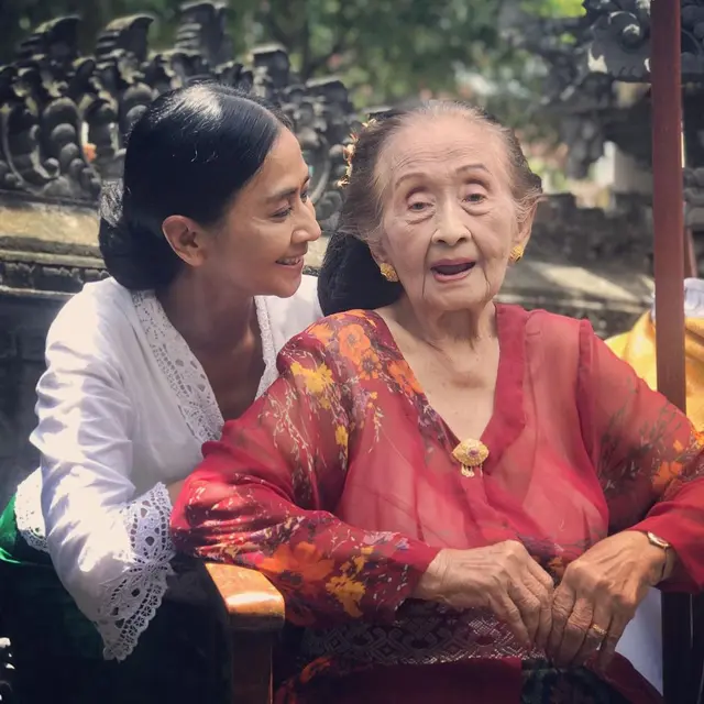 6 Momen Kedekatan Ayu Laksmi dengan Ibundanya, Pemeran Ibu 'Pengabdi Setan'