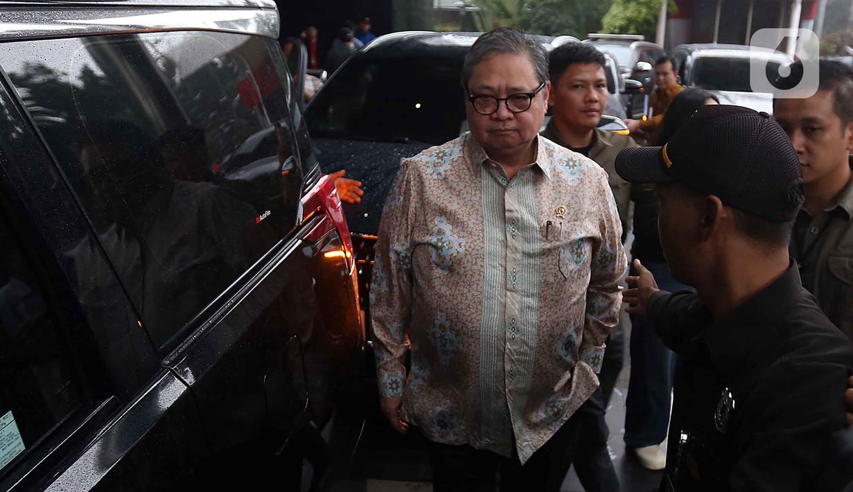 Sebagai informasi, Presiden Amerika Serikat (AS) Donald Trump pada Selasa 15 Juli 2025 waktu setempat menyatakan telah mencapai kesepakatan perdagangan awal dengan Indonesia. Tampak dalam foto, Menteri Koordinator (Menko) Bidang Perekonomian, Airlangga Hartarto (tengah) sesaat sebelum meninggalkan Gedung Merah Putih Komisi Pemberantasan Korupsi (KPK), Jakarta, Rabu (14/1/2026). (Liputan6.com/Helmi Fithriansyah)