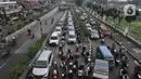 Kendaraan terjebak kemacetan saat melintasi Underpass Pasar Minggu, Jakarta, Kamis (12/3/2020). Kemacetan yang terjadi di Underpass Pasar Minggu imbas dari pembangunan Flyover Poltangan. (merdeka.com/Iqbal Nugroho)