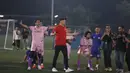 <p>Peter Schmeichel berinteraksi dengan para pemain Selebritis FC dalam rangkaian acara fun football Selebritis FC bersama legenda Manchester United, Peter Schmeichel di Pancoran Soccer Field, Jakarta, Minggu (6/8/2023) malam WIB. (Bola.com/Ikhwan Yanuar)</p>