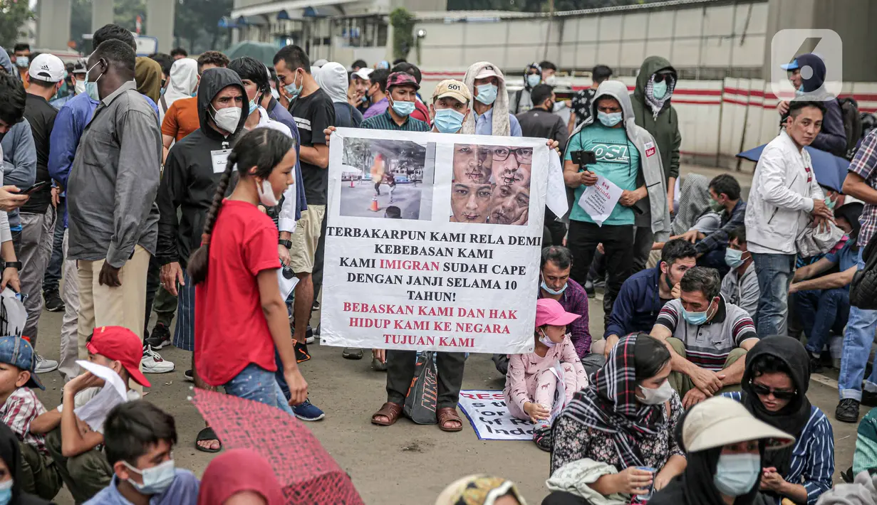 Pengungsi Afghanistan melakukan unjuk rasa di depan Kantor UNHCR, Jakarta, Kamis (31/3/2022). Pengungsi Afghanistan memprotes ketidakpedulian UNHCR dan meminta pejabat terkait meninjau kembali kasus migrasi serta pemukiman kembali mereka. (Liputan6.com/Faizal Fanani)
