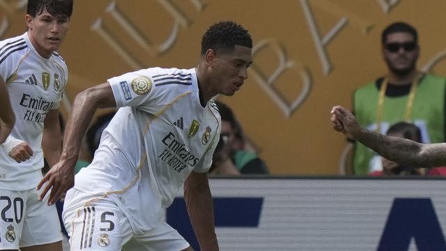Aksi Jude Bellingham (kiri) di laga Real Madrid vs Al Hilal di Piala Dunia Antarklub 2025 di Miami Gardens, Florida, Amerika Serikat, Kamis (19/06/2025). (AP Photo/Lynne Sladky)