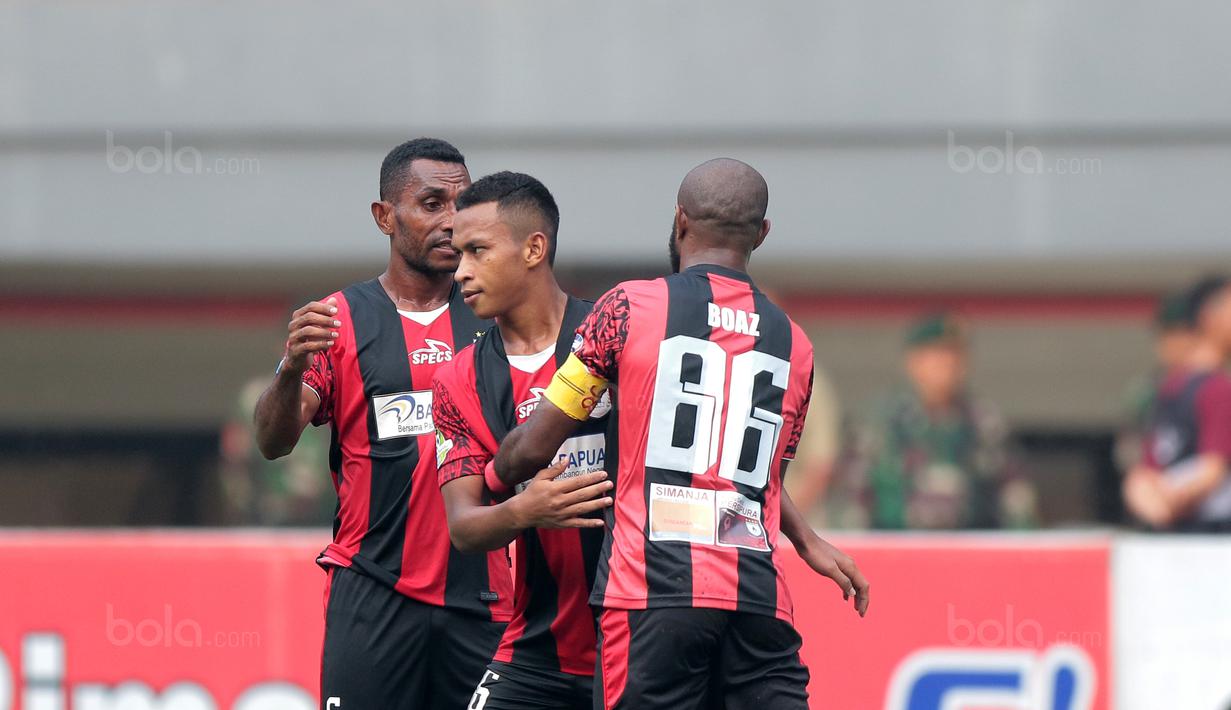 Pemain Persipura Jayapura, Osvaldo Haay merayakan gol bersama rekan setimnya saat melawan PS TNI pada lanjutan Liga 1 2017 di Stadion Patriot, Bekasi (4/11/2017). PS TNI menang 2-1. (Bola.com/Nick Hanoatubun)