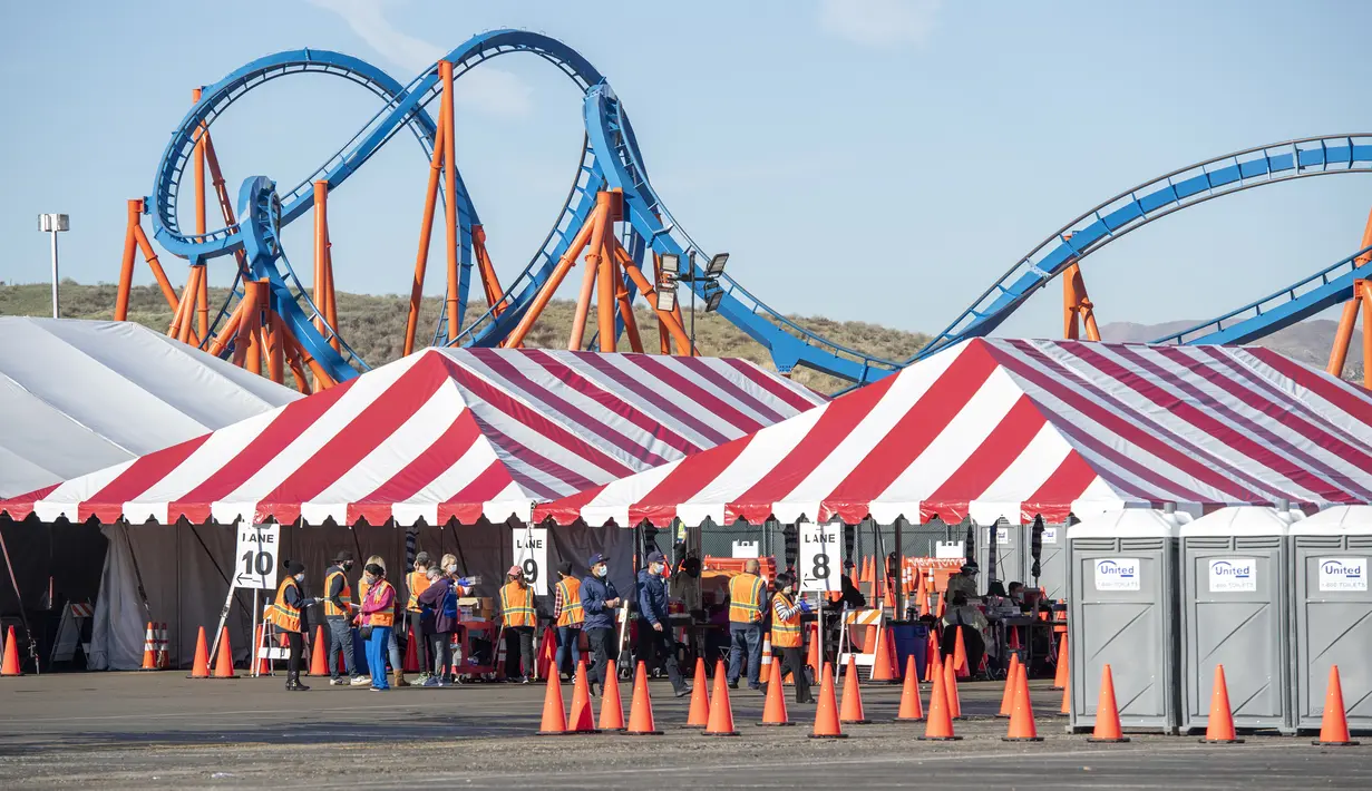 Area tenda di mana petugas kesehatan memberikan suntikan vaksin di pusat vaksinasi Covid-19 skala besar di Six Flags Magic Mountain di Valencia, California, Selasa (2/2/2021). Situs ini di salah satu dari lima situs vaksin corona utama yang dioperasikan oleh Los Angeles County. (VALERIE MACON/AFP)