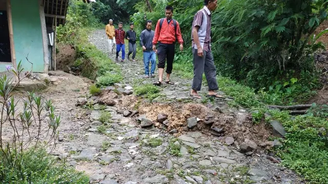 Gerakan tanah atau longsor merusak rumah warga Dusun Sidakarya Desa Mlaya, Banjarnegara. (Foto: Liputan6.com/SRU RAPI BNA/Muhamad Ridlo)