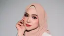 Ada dua konsep yang diusung pada pemotretan kali ini. Pertama, dia tampil simple memakai setelan formal warna putih yang dipadukan hijab warna krem. Penampilannya disempurnakan dengan pulasan makeup flawless nuansa pink. [@@askar_photography]