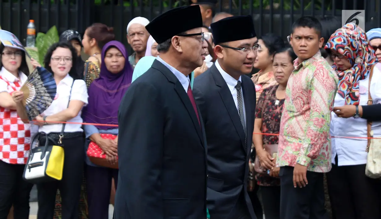 Gubernur Banten, Wahidin Halim dan Wagub, Andika Hazrumy menghadiri Ijab Kabul pernikahan putri Presiden Jokowi, Kahiyang Ayu dengan Bobby Nasution di Gedung Graha Saba Buana, Solo, Rabu (8/11). (Liputan6.com/Angga Yuniar)