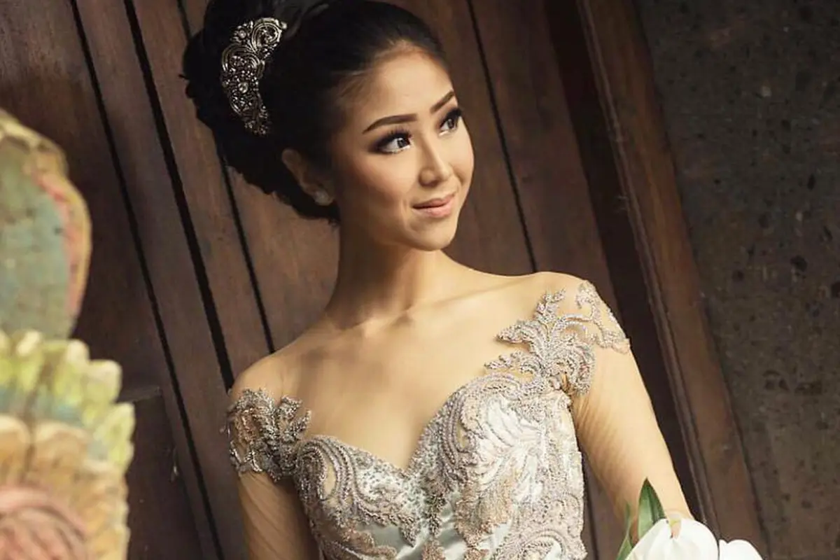 FOTO: Gaya Putu Ayu Saraswati saat Pakai Kebaya, Anggun dan Menawan