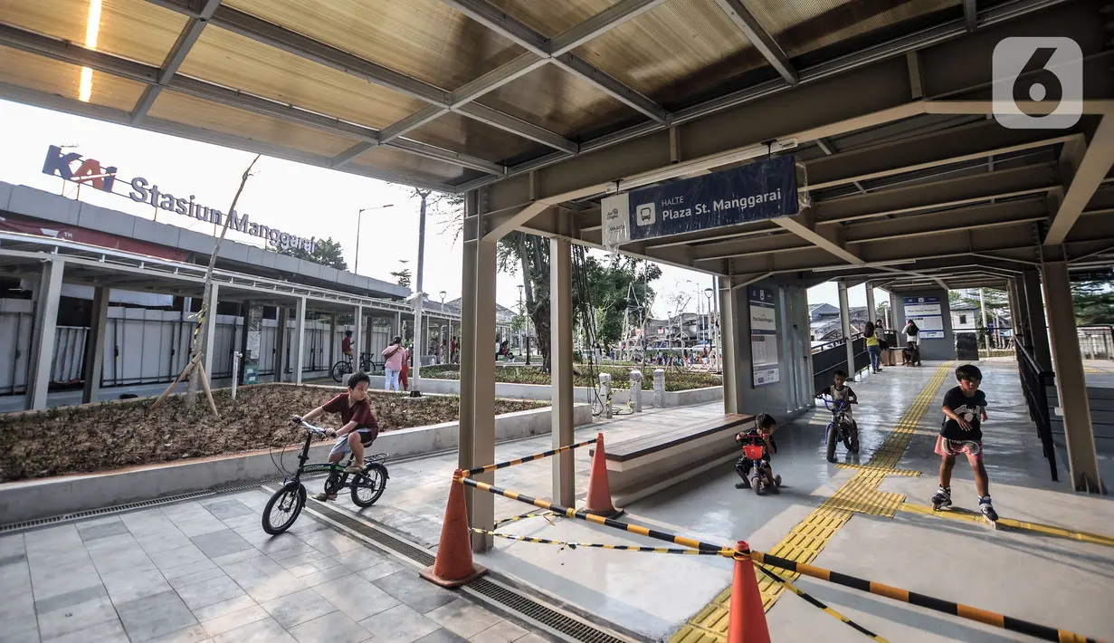 Anak-anak bermain di area Stasiun Manggarai, Jakarta, Kamis (30/9/2021). Meski belum sepenuhnya rampung, kehadiran taman di Stasiun Manggarai disambut antusias warga terutama anak-anak. (merdeka.com/Iqbal S. Nugroho)