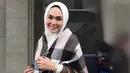 Yuni Shara mengenakan pakaian serba putih senada dengan hijabnya, ia mengenakan syal bermotik kotak-kotak dan tas cokelat dari Hermes Birkin dengan harga berkisar Rp135  jutaan (Dok. yunishara36)