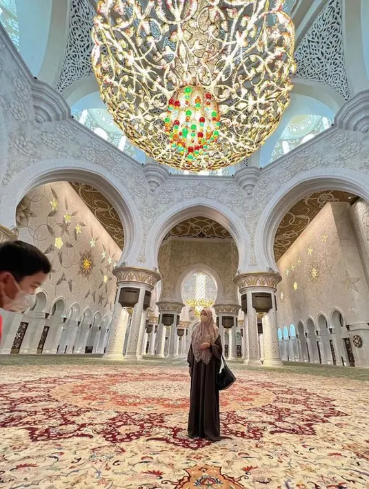 Dalam momen liburannya tersebut, Bella tampak cantik memesona dalam balutan gamis. (Instagram/laudyacynthiabella).