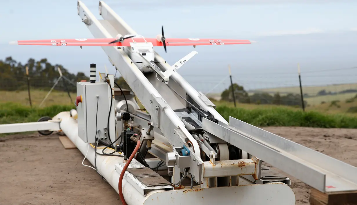 Drone Zipline diluncurkan dalam demonstrasi penerbangan di lokasi dirahasiakan di San Francisco Bay Area, California, 5 Mei 2016. Drone buatan Zipline ini mampu terbang sejauh 120 km dan dapat membawa beban hingga berat 1,5 kg. (REUTERS/Stephen Lam)