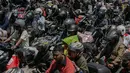 Panas matahari yang menyengat membuat pemudik memilih meninggalkan motor untuk berteduh. (Liputan6.com/Angga Yuniar)
