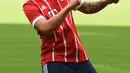 James Rodriguez berusaha mengontrol bola saat perkenalannya dengan tim barunya Bayern Munchen Jerman, (12/7). Pemain Kolombia ini hengkang dengan status pinjaman dari Real Madrid. (Felix Hoerhager/dpa via AP)