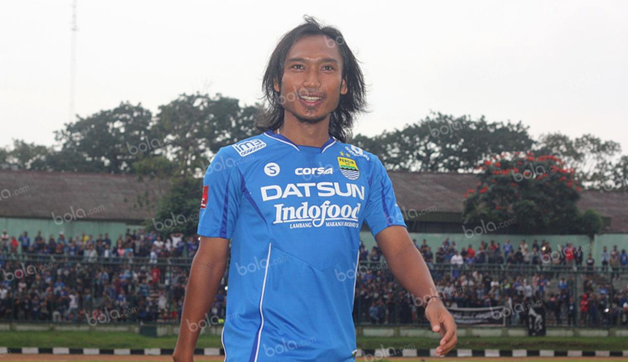 Pemain Persib, Hariono, tampil dengan jersey baru saat acara launching jersey baru Persib jelang bergulirnya Torabika Soccer Championship (TSC) 2016 Presented by IM3 Ooredoo di Stadion Siliwangi, Bandung, Sabtu (23/4/2016). (Bola.com/Permana Kusumadijaya)