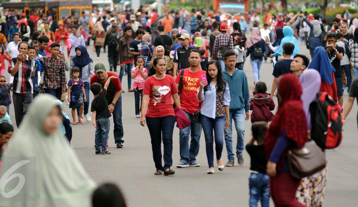 Warga berjalan-jalan di kawasan Monumen Nasional, Jakarta, Minggu (25/12). Libur perayaan Natal 2016 dimanfaatkan sejumlah warga untuk berwisata di kawasan Monumen Nasional. (Liputan6.com/Helmi Fithriansyah)