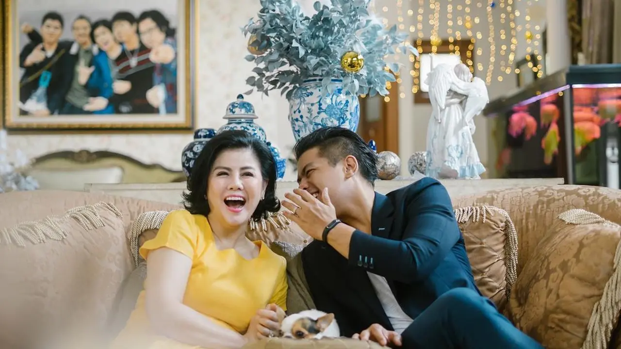 Selalu Kompak, Ini 6 Potret Kebersamaan Bams Eks Samsons dan Ibunda