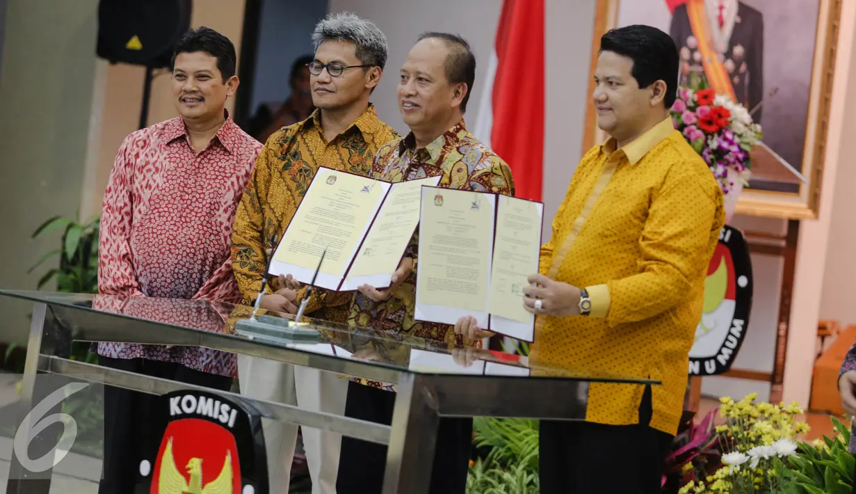Husni Kamil (kanan) bersama Mohammad Nasir (kedua kanan) memperlihatkan nota kesepahaman di Kantor KPU, Jakarta, Kamis (30/7/2015). Penandatangan terkait kerjasama verifikasi ijazah dalam rangka Pilkada serentak. (Liputan6.com/Faizal Fanani)