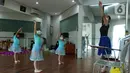 Instruktur mengajari balet kepada murid di sanggar on point Ballet School, Jakarta, Jumat (11/06/2021). Sanggar balet tersebut sudah buka kembali normal, dengan kapasita 50 persen, untuk murid yang kurang sehat dan masih belom berani tatap muka, di bukakan online.(Liputan6.com/Herman Zakharia)