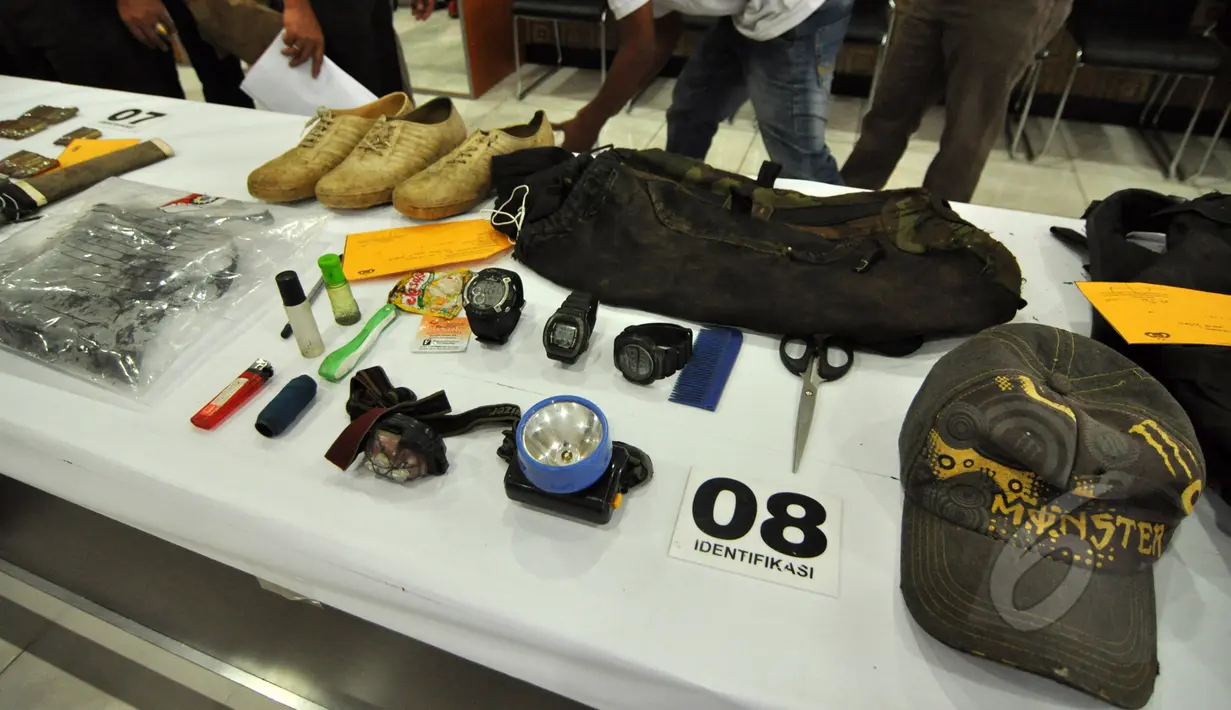 Sejumlah barang bukti diperlihatkan pasca terjadinya baku tembak tim BKO Korps Brimob Kelapa Dua dengan kelompok sipil bersenjata pimpinan Santoso di Polda Sulteng, Palu, Selasa (26/5/2015). (Liputan6.com/Dio Pratama)