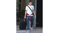 Pemain Inggris, John Stones membawa koper saat menuju bus pada rangkaian Piala Eropa U-21 di Ceko, Kamis (25/6/2015). (EPA/Peter Powell)