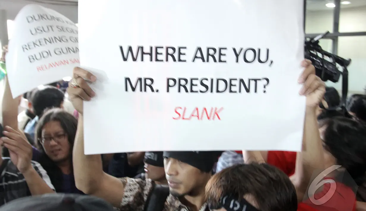 Sebuah poster dibawa Relawan Salam 2 Jari saat beraksi menuntut Presiden membatalkan pencalonan Komjen Pol. Budi Gunawan sebagai kapolri, Jakarta, Kamis (15/1/2015). (Liputan6.com/Miftahul Hayat)