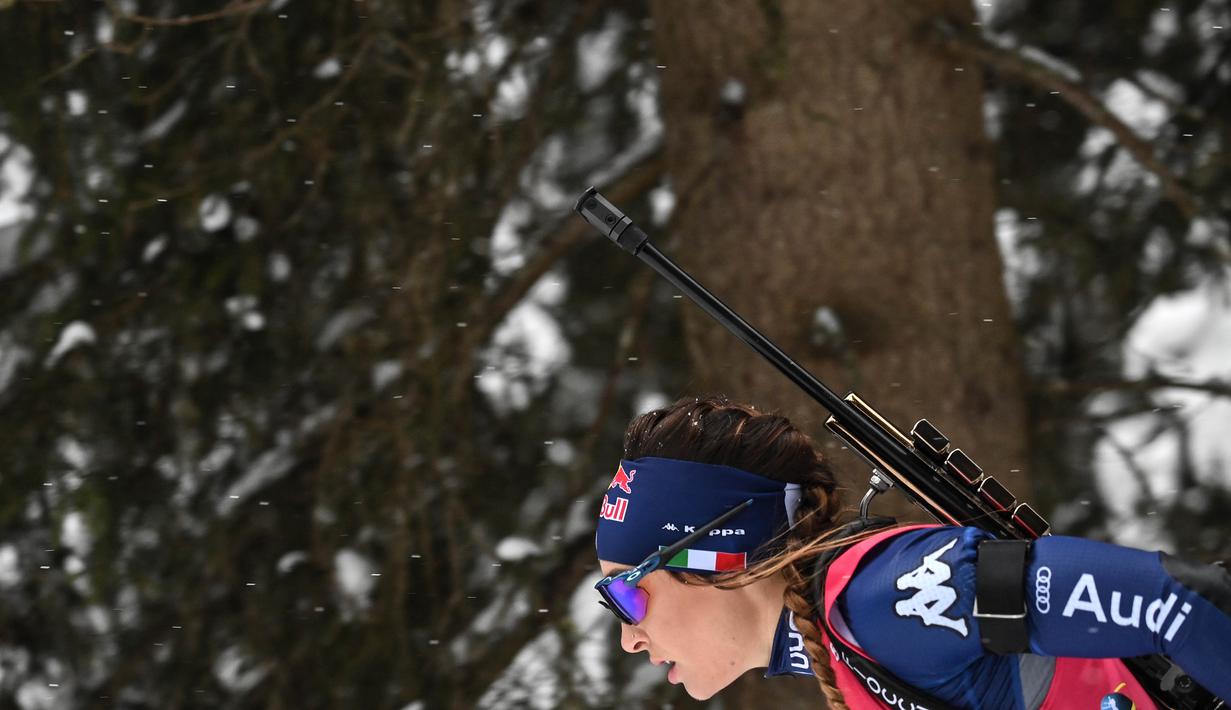 Atlet Biathlon asal Itali, Dorothea Wierer mengikuti perlombaan Piala Dunia IBU Biathlon di Antholz-Anterselva, Itali, Kamis (21/1/2021). (Foto: AFP/Marco Bertorello)
