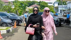 Penampilan Aura Kasih kali ini berhasil membuat banyak netizen pangling. Pasalnya, ibu satu anak ini tampil memakai gamis berwarna hitam lengkap dengan hijabnya. (KapanLagi.com/Muhammad Akrom Sukarya)