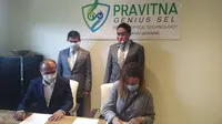 Dubes RI Kyiv, Yuddy Chrisnandi menyaksikan penandatanganan LOI Kerjasama Produksi antara Pravitna Genius Sel dengan Immunitor Ltd (Canada) di Brovary, Kyiv region, Ukraina. (Dok KBRI Ukraina)