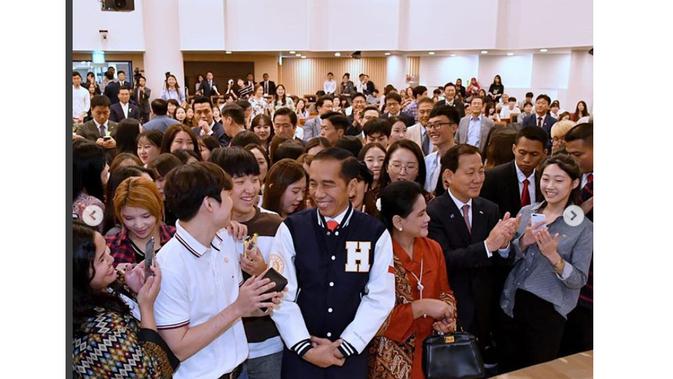 Presiden Joko Widodo berfoto selfie dengan mahasiswa Korea Selatan usai menghadiri kuliah umum di Hankuk University (Foto: Instagram @kemensetneg.ri)