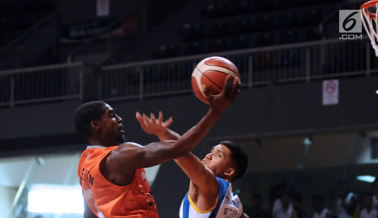 Pebasket NSH Jakarta, Brachon Griffin (kiri) mencoba memasukkan bola saat laga melawan Satria Muda Pertamina pada Perbasi Cup 2017 di Britama Arena, Jakarta, Rabu (8/11). NSH Jakarta kalah 67-83. (Liputan6.com/Helmi Fithriansyah)