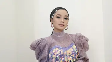 Sebagai penyanyi dangdut, Tasya Rosmala dituntut untuk tampil memesona di tiap kesempatan. Tasya kerap menggunakan gaun dengan beragam warna, gaya, dan aksen. (Liputan6.com/IG/@tasya_ratu_gopo).