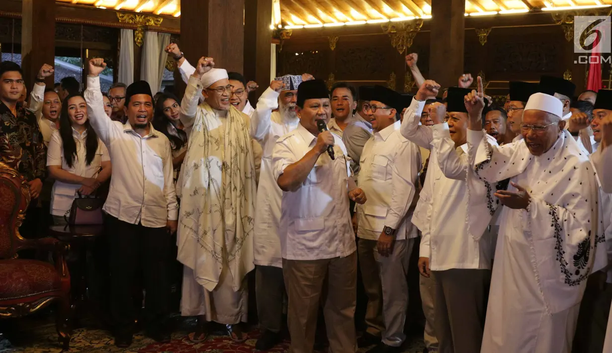 Ketum Partai Gerindra Prabowo Subianto bersama sejumlah ulama dalam konferensi pers di Hambalang, Jawa Barat, Sabtu (9/12). Gerindra resmi mengusung Mayjend (Purn) Sudrajat sebagai Calon Gubernur Jawa Barat pada Pilkada 2018. (Liputan6.com/Faizal Fanani)