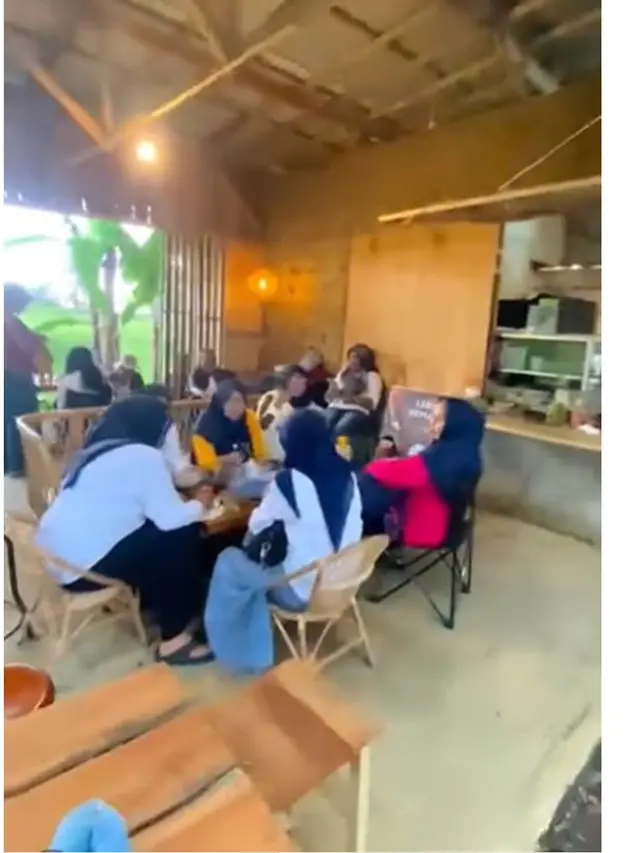 6 Potret Warung Kopi Boby Tince, Usaha Rumahan dengan Sentuhan Alam Menenangkan