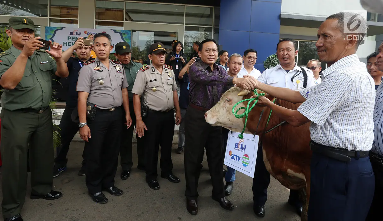 Direktur Utama Indosiar Komjen Pol (Purn) Imam Sudjarwo secara simbolis menyerahkan hewan qurban sapi kepada warga jelang Hari Raya Idul Adha 2017, di Studio 5 Indosiar, Jakarta, Kamis (31/08). (Liputan6.com/Johan Tallo)