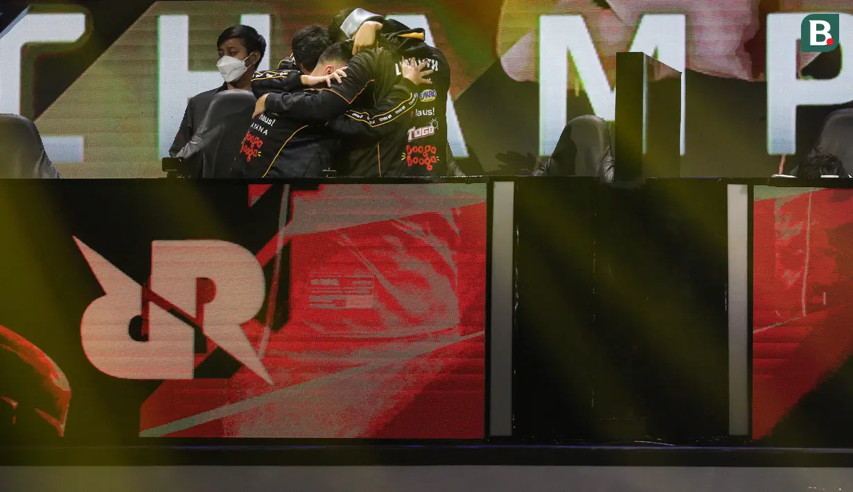 <p>Tim RRQ Kazu merayakan kemenangan setelah berhasil menjadi juara saat grand final Free Fire Indonesia Masters 2022 Fall yang berlangsung di FFIM Stadium, Studio RCTI+, Kebon Jeruk, Jakarta, Minggu (23/10/2022). (Bola.com/Bagaskara Lazuardi)</p>
