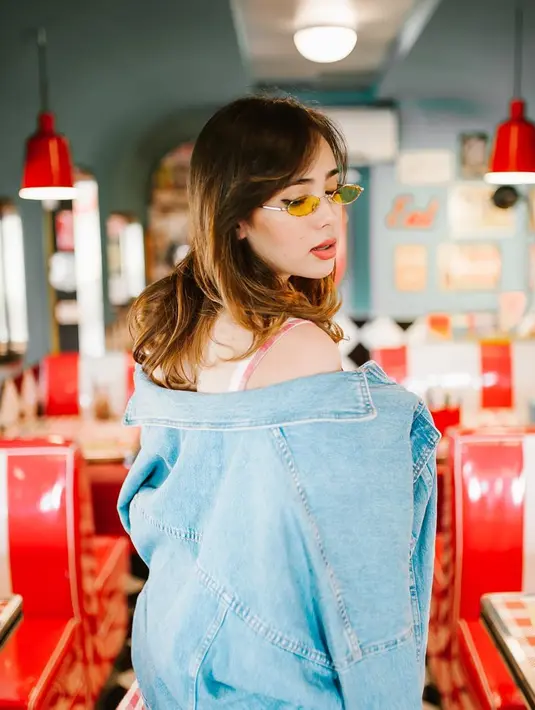 Berdarah campuran Amerika dan Jawa, tak heran jika Pamela Bowie punya paras rupawan. Selain itu ia juga pandai memadukan busana kesehariannya. Seperti kali ini ia tampil simpel namun tetap memesona dengan denim. (Liputan6.com/IG/@pammybowie)