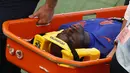 Pemain belakang Belanda, Bruno Martins Indi ditandu keluar lapangan setelah diganjal Tim Cahill (Australia) saat berlaga di babak penyisihan Piala Dunia 2014 Grup B di Stadion Beira Rio, Porto Alegre, Brasil, (18/6/2014). (REUTERS/Marko Djurica) 