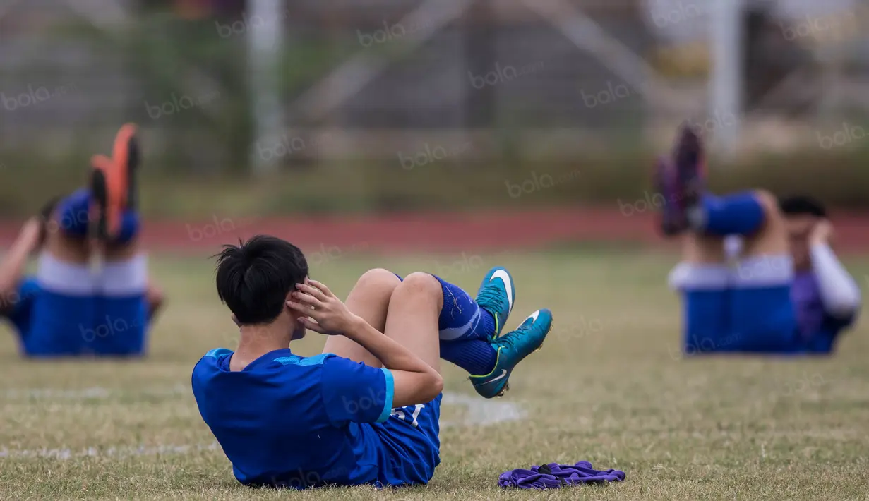 Para pemain Vietnam melakukan pemanasan di Lapangan Kompleks Stadion Pakansari, Jawa Barat, Kamis (1/12/2016). Vietnam akan menghadapi Timnas Indonesia pada semifinal Piala AFF 2016. (Bola.com/Vitalis Yogi Trisna)