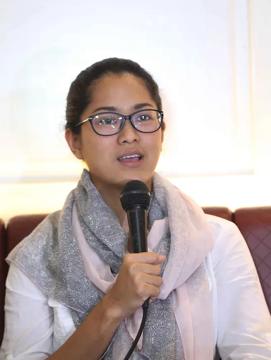 "Saya lebih suka diajak ngopi bareng atau wisata kuliner ayo aja sih, tapi kalo untuk clubbing enggak deh," jelas Prisia di Coffee Loeak, Cilandak Town Square, Jakarta Selatan. (Nurwahyunan/Bintang.com) 